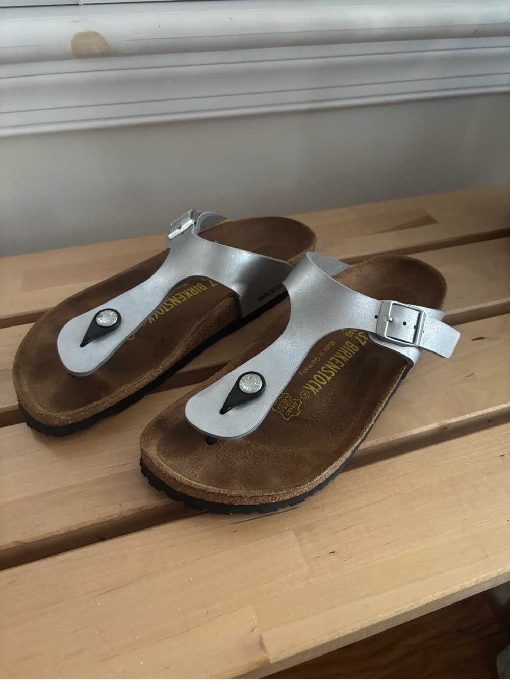 Birkenstock Gizeh Sandals in Silver with Brown Footbed size 37/US 6.5